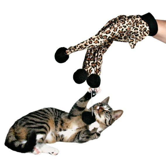 Дразнилка для кошек Trixie Перчатка с помпонами